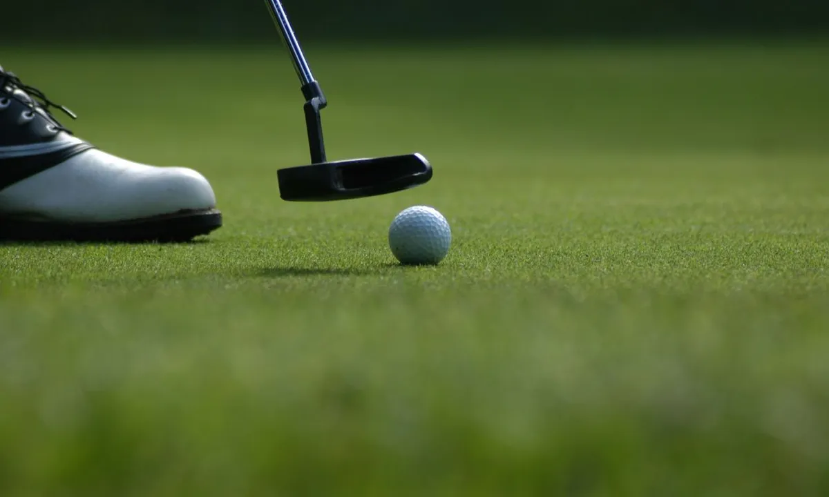 Master a Steady Putting Grip With These Simple Steps